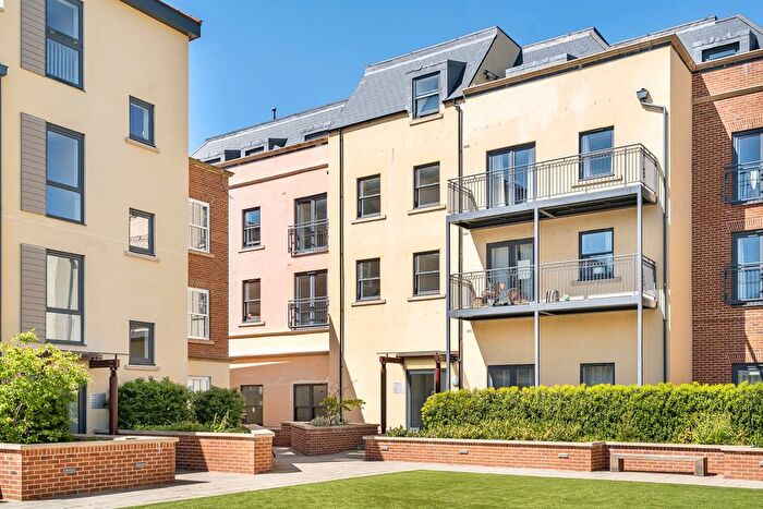 1 Bedroom Flat For Sale In Nightingale Walk, Farnham, Surrey, GU9