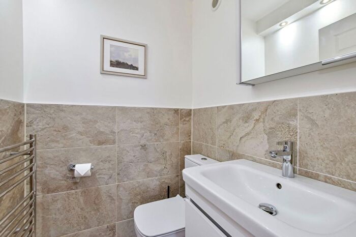 2 Bedroom Flat For Sale In Chorleywood Close, Rickmansworth, WD3