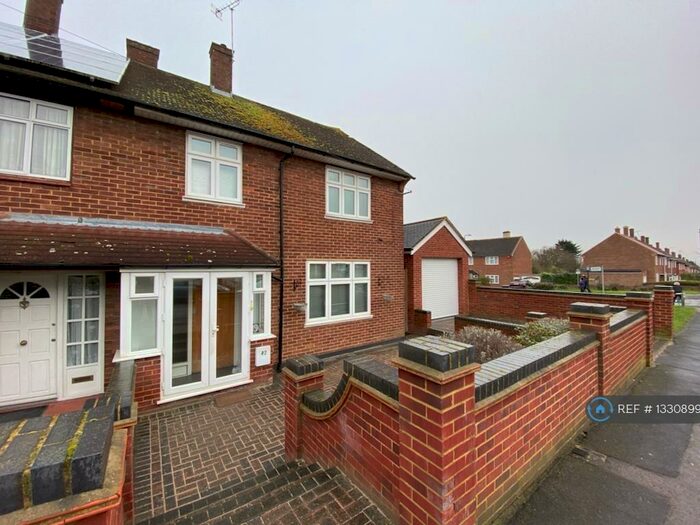 3 Bedroom Semi-Detached House To Rent In The Lowe, Chigwell, IG7