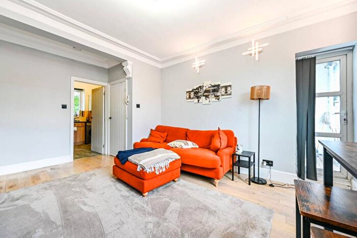 2 Bedroom Flat To Rent In Prout Road, Hackney, London, E5