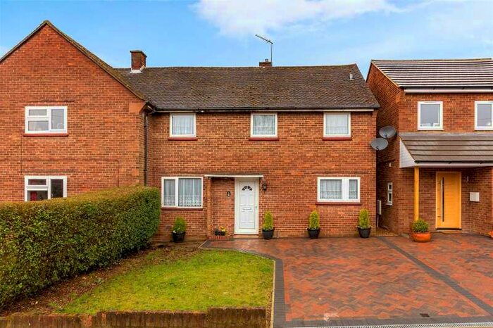 3 Bedroom Semi-Detached House For Sale In Lawrance Road, St Albans, AL3