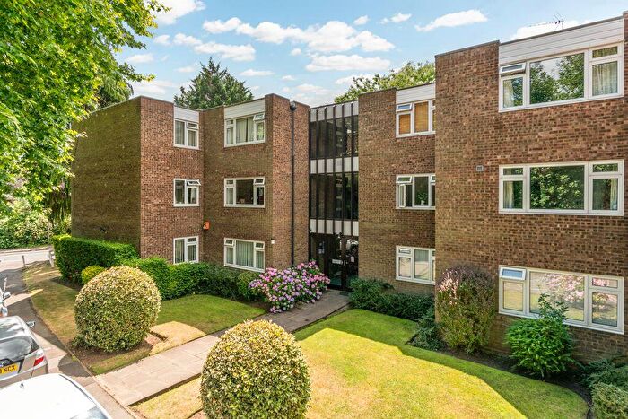 2 Bedroom Flat For Sale In Ashley Road, Walton-On-Thames, KT12