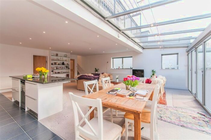 3 Bedroom Property To Rent In Fitzroy Park, Highgate, N6