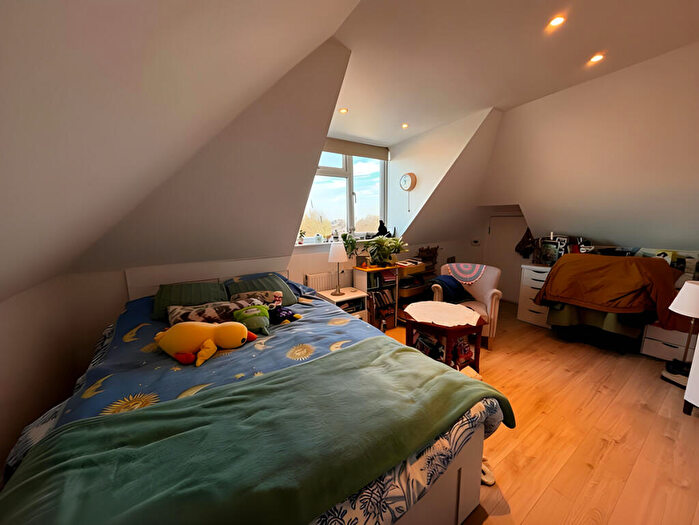 Studio To Rent In Sherwood Road, London, NW4