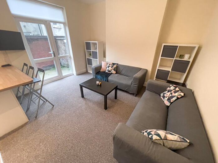1 Bedroom House To Rent In Fell Street, L7