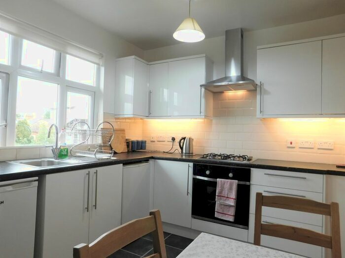 3 Bedroom Flat To Rent In Greenford Avenue, London, W7