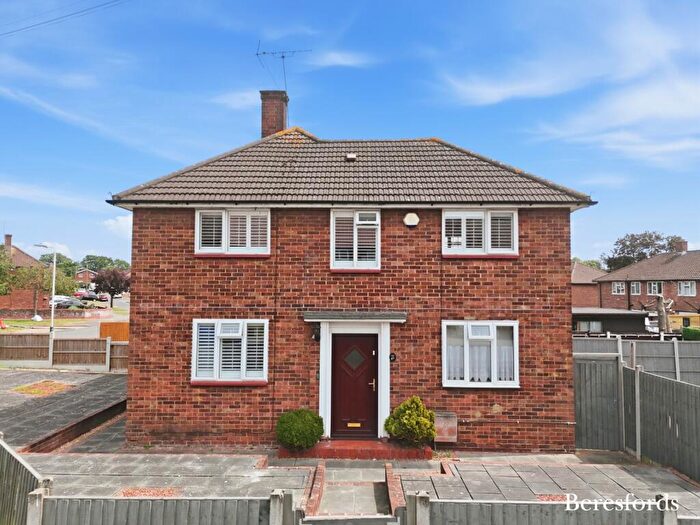 3 Bedroom End Of Terrace House For Sale In Ashbourne Road, Romford, RM3