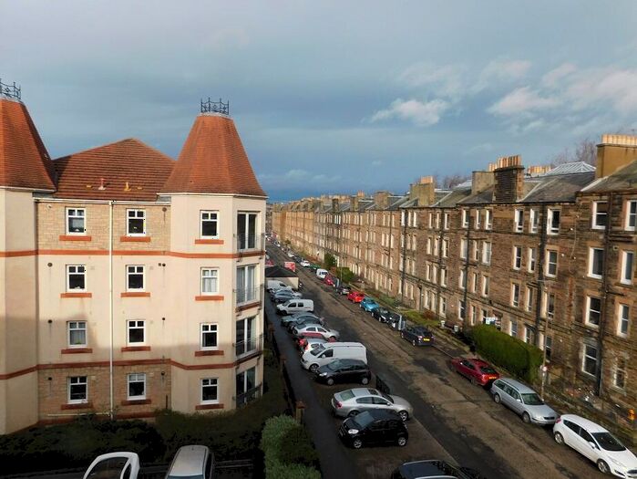 2 Bedroom Flat To Rent In , Sinclair Gardens, Edinburgh, EH11