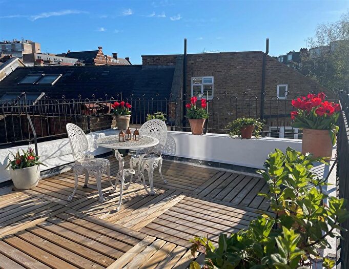 3 Bedroom Flat For Sale In Charteris Road, London, NW6