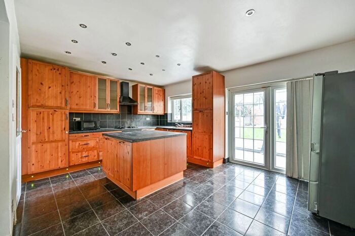 4 Bedroom Semi-detached House To Rent In Oxford Avenue, Heston, Hounslow, TW5