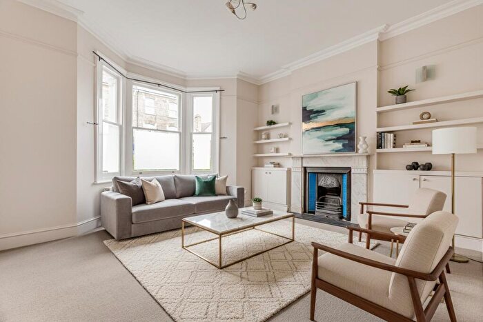 2 Bedroom Flat To Rent In Northcote Road, Between The Commons, SW11