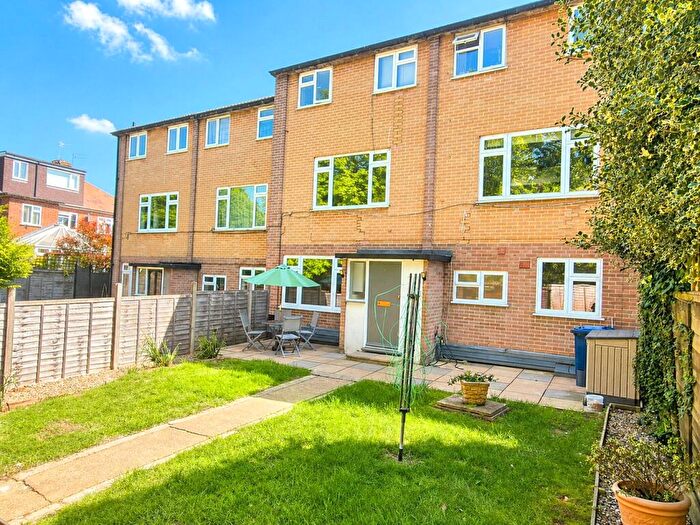 2 Bedroom Flat For Sale In Burnside Close, New Barnet, EN5