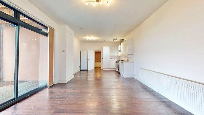 3 Bedroom Flat To Rent In Flat, A Ballards Lane, London, N12