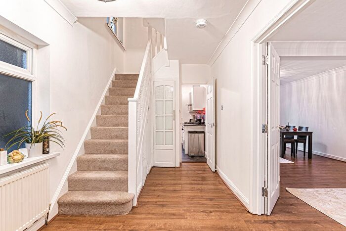 4 Bedroom Semi-Detached House For Sale In Greenford Avenue, Hanwell, W7 - Photo 7