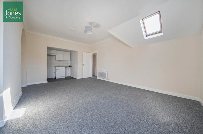 2 Bedroom Flat To Rent In Beach Road, Littlehampton, West Sussex, BN17