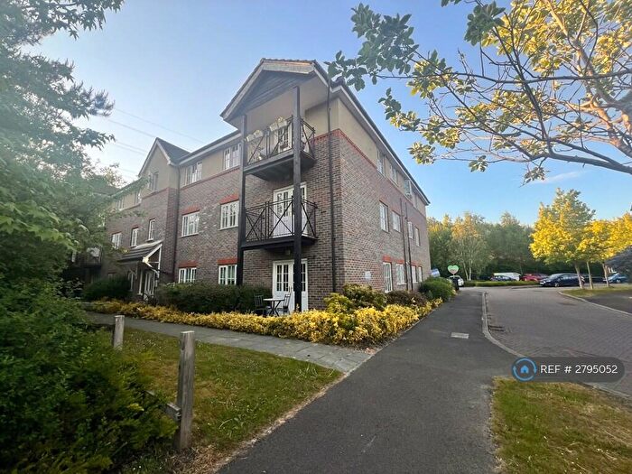 2 Bedroom Flat To Rent In Twyford Close, Fleet, GU51