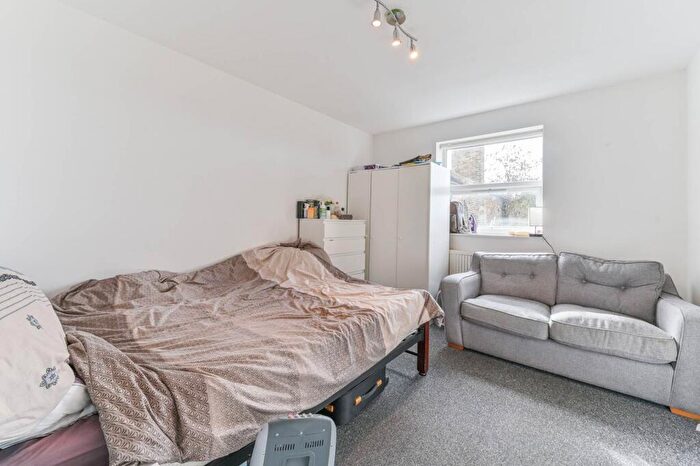 2 Bedroom Flat To Rent In Central Hill, Crystal Palace, London, SE19