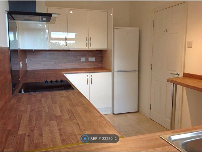 2 Bedroom Flat To Rent In Adelaide Court, Beckenham, BR3