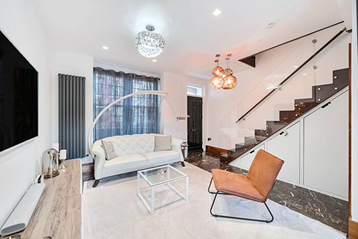 3 Bedroom End Terrace House For Sale In Thorpebank Road, Shepherd's Bush, London, W12