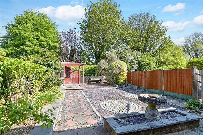 3 Bedroom Semi Detached House For Sale In Chatsworth Drive, Frindsbury, Rochester, Kent, ME2