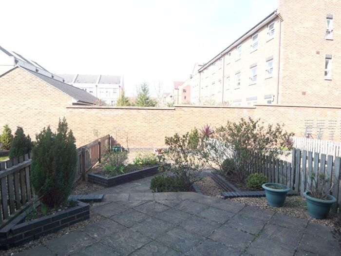 2 Bedroom Apartment To Rent In Schooner Close, Isle Of Dogs, London, E14