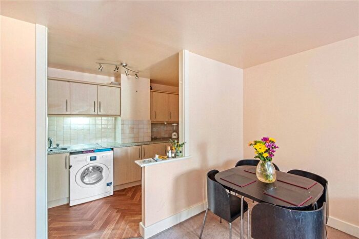 2 Bedroom Flat For Sale In Commercial Road, London, E1