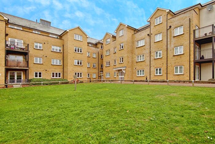 2 Bedroom Flat For Sale In Clarendon Way, Colchester, CO1