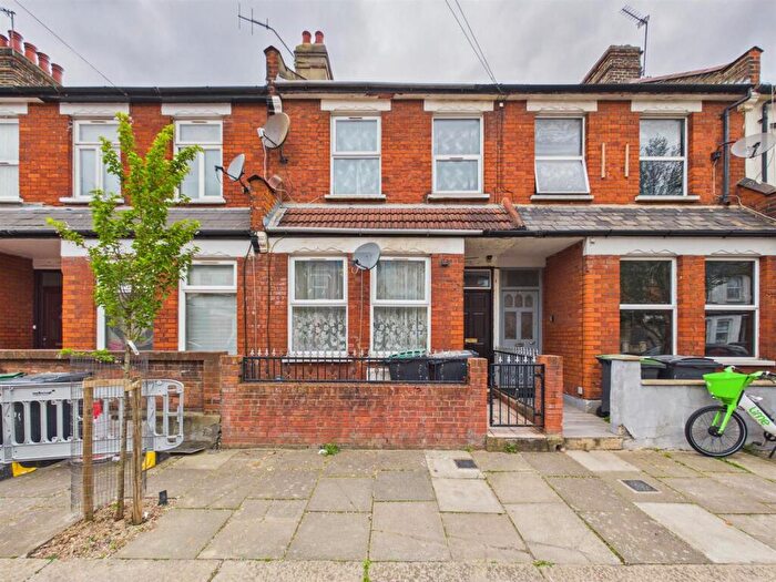 2 Bedroom House For Sale In Cissbury Road, London, N15