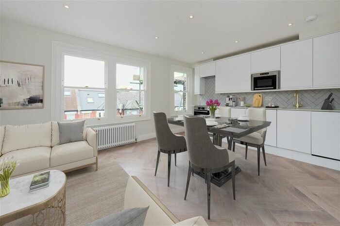 2 Bedroom Maisonette To Rent In Davisville Road, London, W12