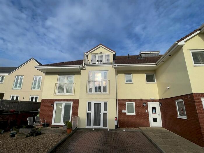 2 Bedroom Flat To Rent In Marine Gardens, Paignton, Devon, TQ3