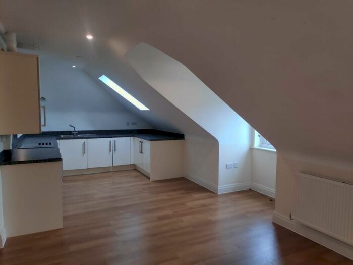 2 Bedroom Apartment To Rent In Croydon Road, Reigate, RH2