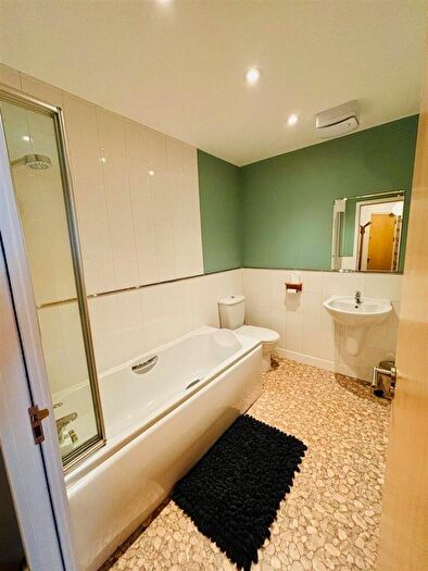 2 Bedroom Apartment To Rent In Chapel Street, Salford, M3