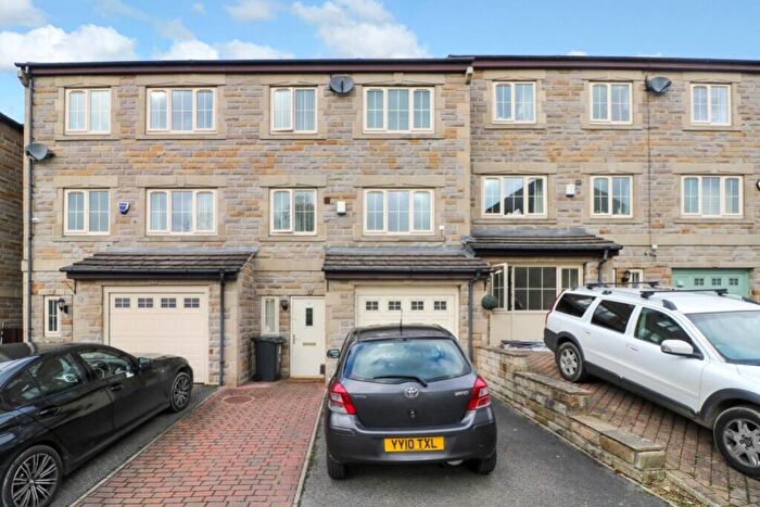 4 Bedroom Town House For Sale In Nann Hall Glade, Gomersal, Cleckheaton, BD19