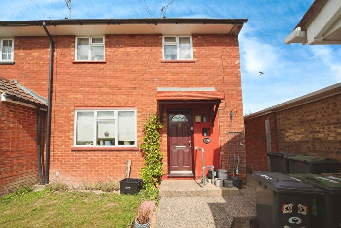 2 Bedroom End Of Terrace House For Sale In Duncombe Close, Luton, LU3