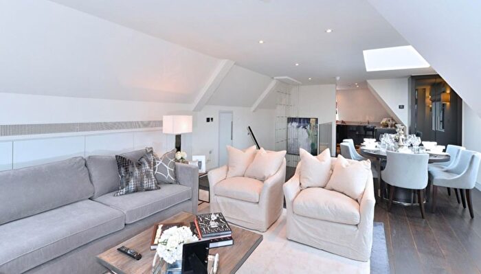 2 Bedroom Flat To Rent In Duke Street, Mayfair, London, W1K