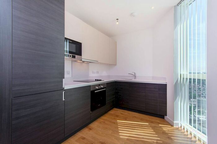 2 Bedroom Flat For Sale In Pinnacle Apartments, Croydon, CR0