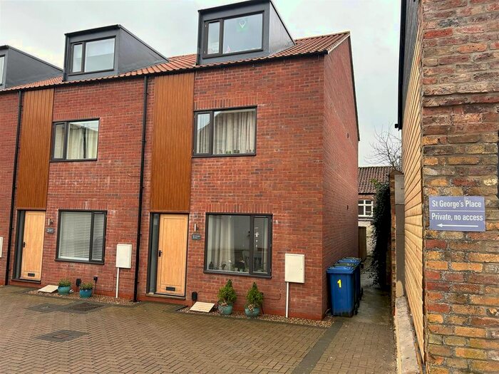 3 Bedroom Town House To Rent In Georges Place, Pocklington, YO42