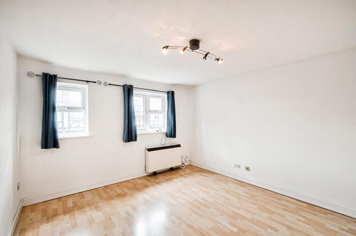 2 Bedroom Apartment To Rent In Falcon Way, Wanstead, E11