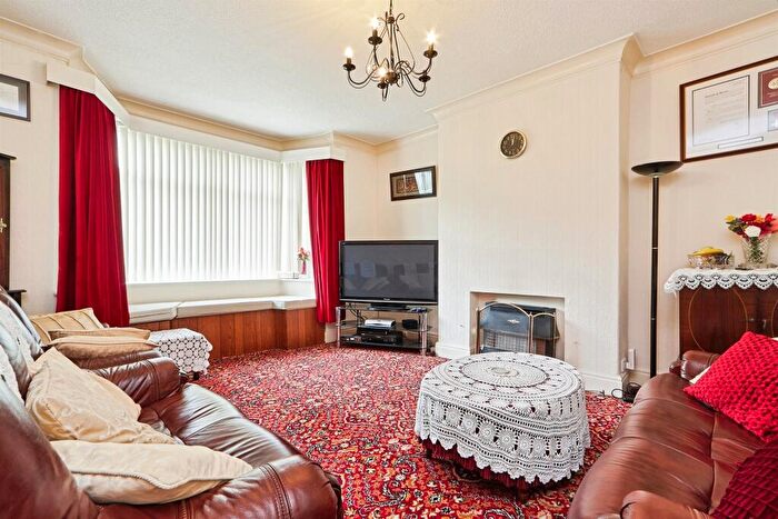 5 Bedroom Semi-Detached House For Sale In Lindisfarne Road, Shipley, BD18