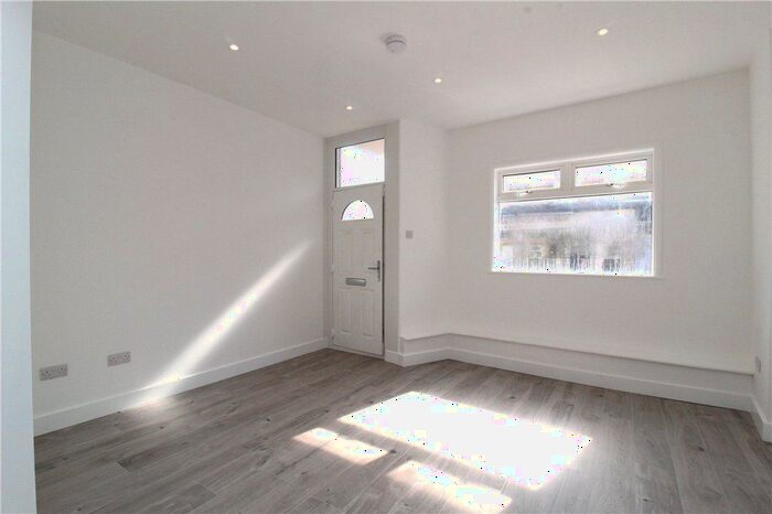 1 Bedroom Maisonette To Rent In Leavesden Road, Watford, Hertfordshire, WD24