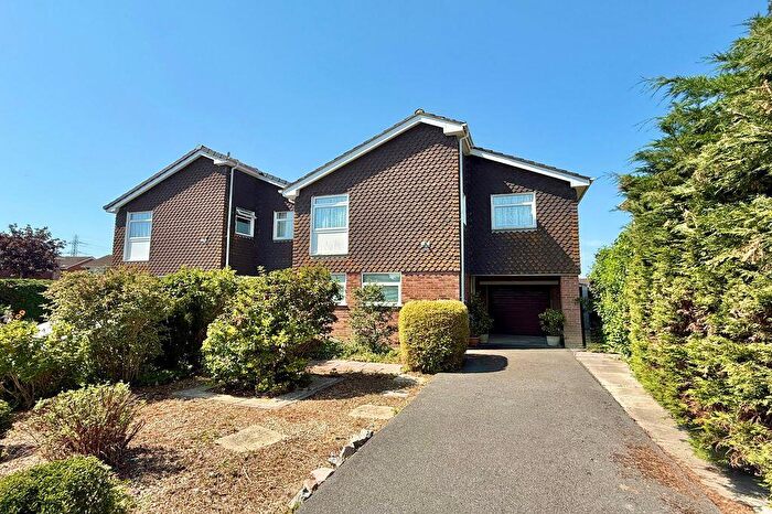 4 Bedroom Link Detached House For Sale In Chestnut Avenue, Worle- Great Do-Er Upper, BS22
