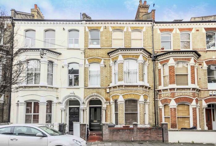 3 Bedroom Flat To Rent In St. Luke's Avenue, London, SW4