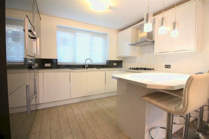 2 Bedroom Flat To Rent In Innes Gardens, London, SW15
