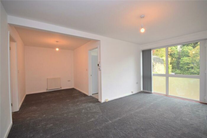 2 Bedroom Apartment To Rent In Gledhow Wood Road, Leeds, West Yorkshire, LS8