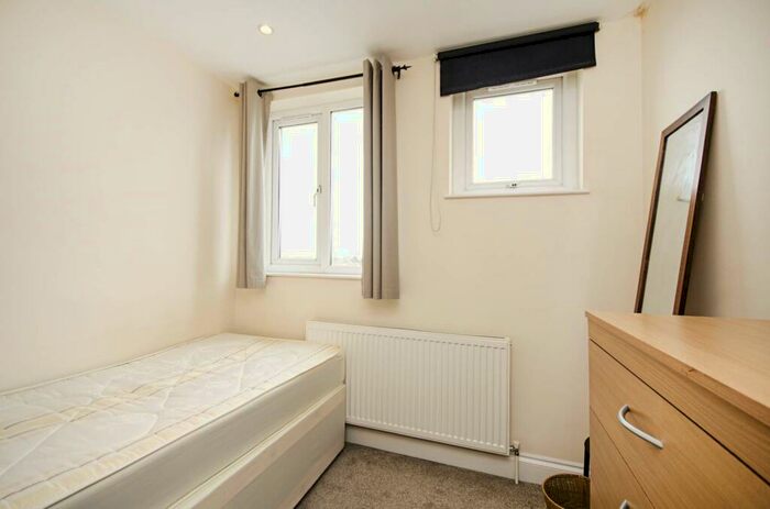 2 Bedroom Flat To Rent In Finchley Road, Temple Fortune, London, NW11