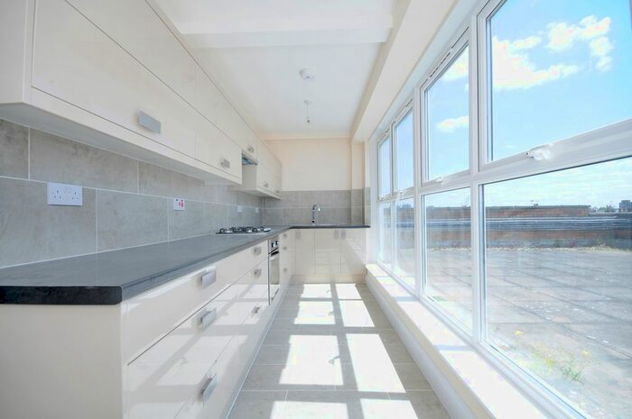 3 Bedroom Flat To Rent In - Askew Road, Shepherds Bush, London, W12