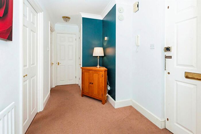 1 Bedroom Apartment For Sale In Ray Park Avenue, Maidenhead, SL6
