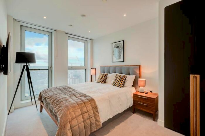 3 Bedroom Flat To Rent In Two Fifty One, Southwark Bridge SE1