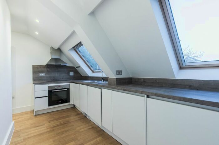 2 Bedroom Flat To Rent In Grove Road, London, N11