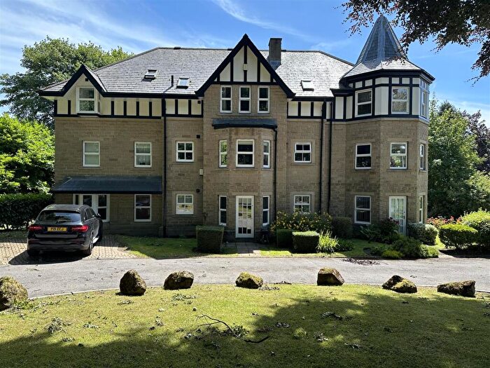 2 Bedroom Apartment To Rent In Greystones Court, Roundhay, LS8